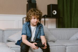 Read more about the article Online Gaming Safety Guide – Tips for Parents of Young Gamers